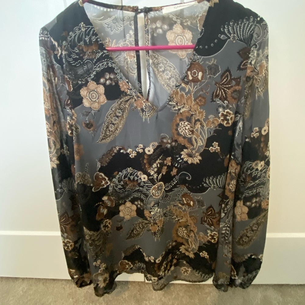 Patterned vneck long sleeve shirt